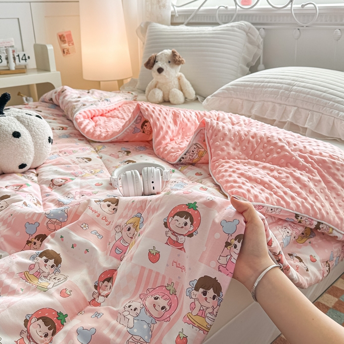 91家纺网 家纺一手货源 找家纺 青螺家纺 2025新款高密全棉嵌绳宝宝绒春秋豆豆被 支持定制花色和冬被 有量来门市优惠 棒棒糖女孩