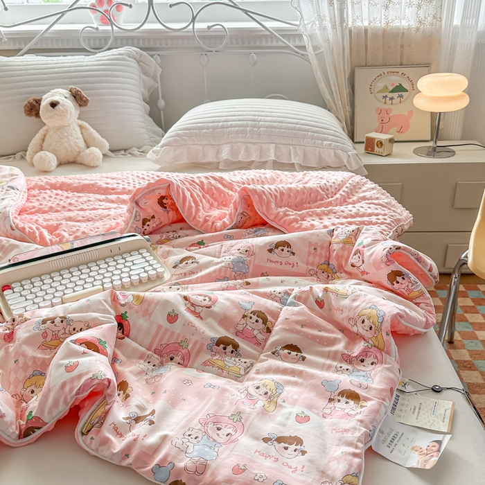 91家纺网 家纺一手货源 找家纺 青螺家纺 2025新款高密全棉嵌绳宝宝绒春秋豆豆被 支持定制花色和冬被 有量来门市优惠 棒棒糖女孩