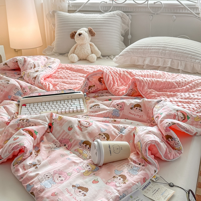 91家纺网 家纺一手货源 找家纺 青螺家纺 2025新款高密全棉嵌绳宝宝绒春秋豆豆被 支持定制花色和冬被 有量来门市优惠 棒棒糖女孩