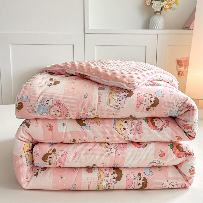 91家纺网 家纺一手货源 找家纺 青螺家纺 2025新款高密全棉嵌绳宝宝绒春秋豆豆被 支持定制花色和冬被 有量来门市优惠 棒棒糖女孩