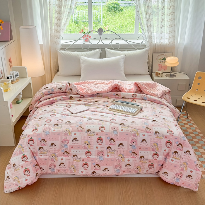 91家纺网 家纺一手货源 找家纺 青螺家纺 2025新款高密全棉嵌绳宝宝绒春秋豆豆被 支持定制花色和冬被 有量来门市优惠 棒棒糖女孩