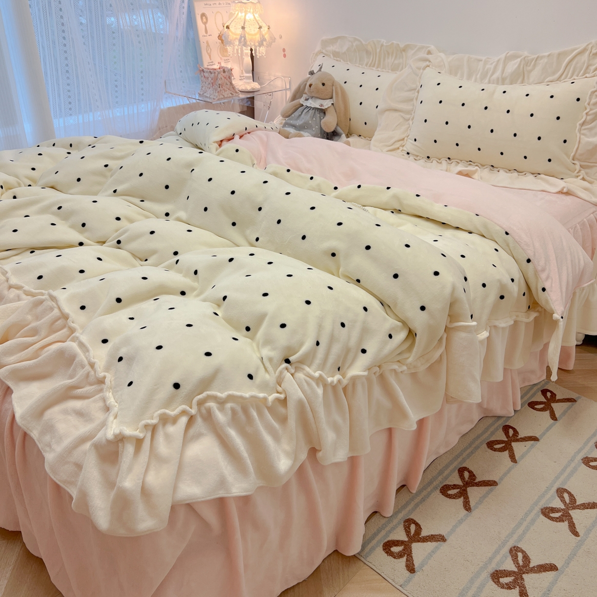 91家纺网 家纺一手货源 找家纺 盼季家纺 2025新款日系奶油风牛奶绒花边床上用品四件套珊瑚绒牛奶绒床单被套床裙 牛奶绒花边-粉白波波