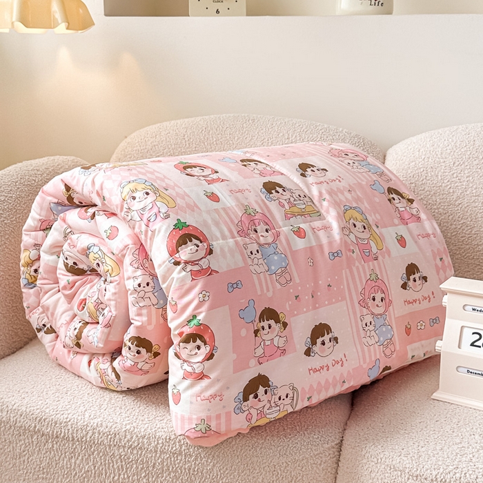 91家纺网 家纺一手货源 找家纺 青螺家纺 2025新款高密全棉嵌绳宝宝绒春秋豆豆被 支持定制花色和冬被 有量来门市优惠 棒棒糖女孩