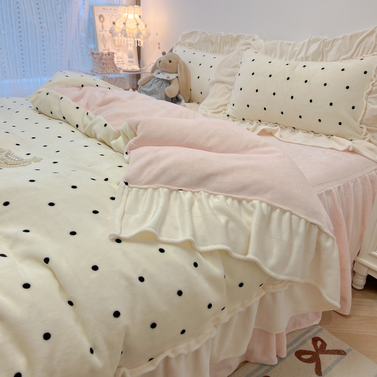 91家纺网 家纺一手货源 找家纺 盼季家纺 2025新款日系奶油风牛奶绒花边床上用品四件套珊瑚绒牛奶绒床单被套床裙 牛奶绒花边-粉白波波