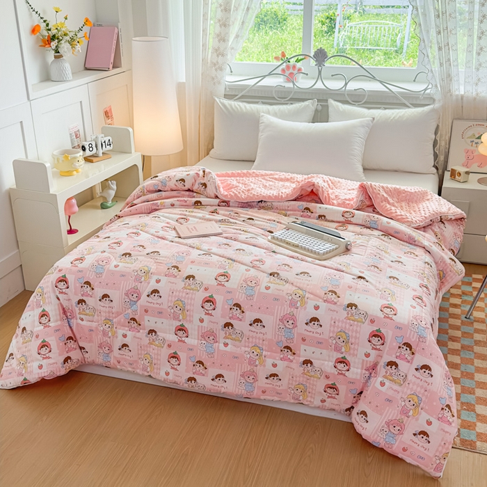 91家纺网 家纺一手货源 找家纺 青螺家纺 2025新款高密全棉嵌绳宝宝绒春秋豆豆被 支持定制花色和冬被 有量来门市优惠 棒棒糖女孩