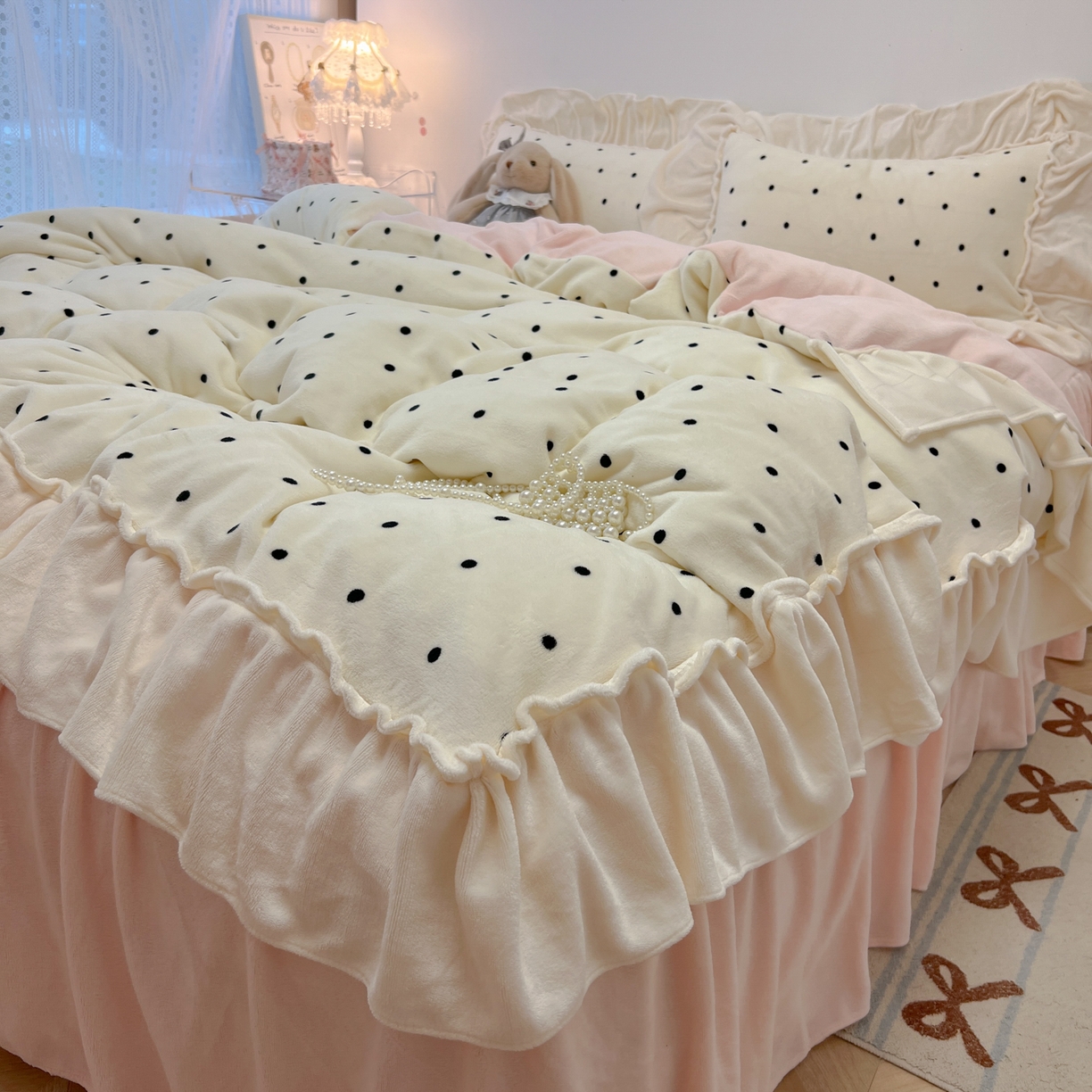 91家纺网 家纺一手货源 找家纺 盼季家纺 2025新款日系奶油风牛奶绒花边床上用品四件套珊瑚绒牛奶绒床单被套床裙 牛奶绒花边-粉白波波