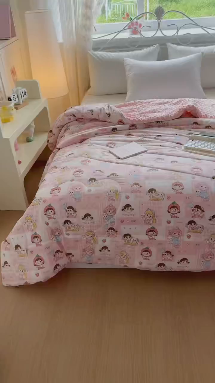 91家纺网 家纺一手货源 找家纺 青螺家纺 2025新款高密全棉嵌绳宝宝绒春秋豆豆被 支持定制花色和冬被 有量来门市优惠 棒棒糖女孩