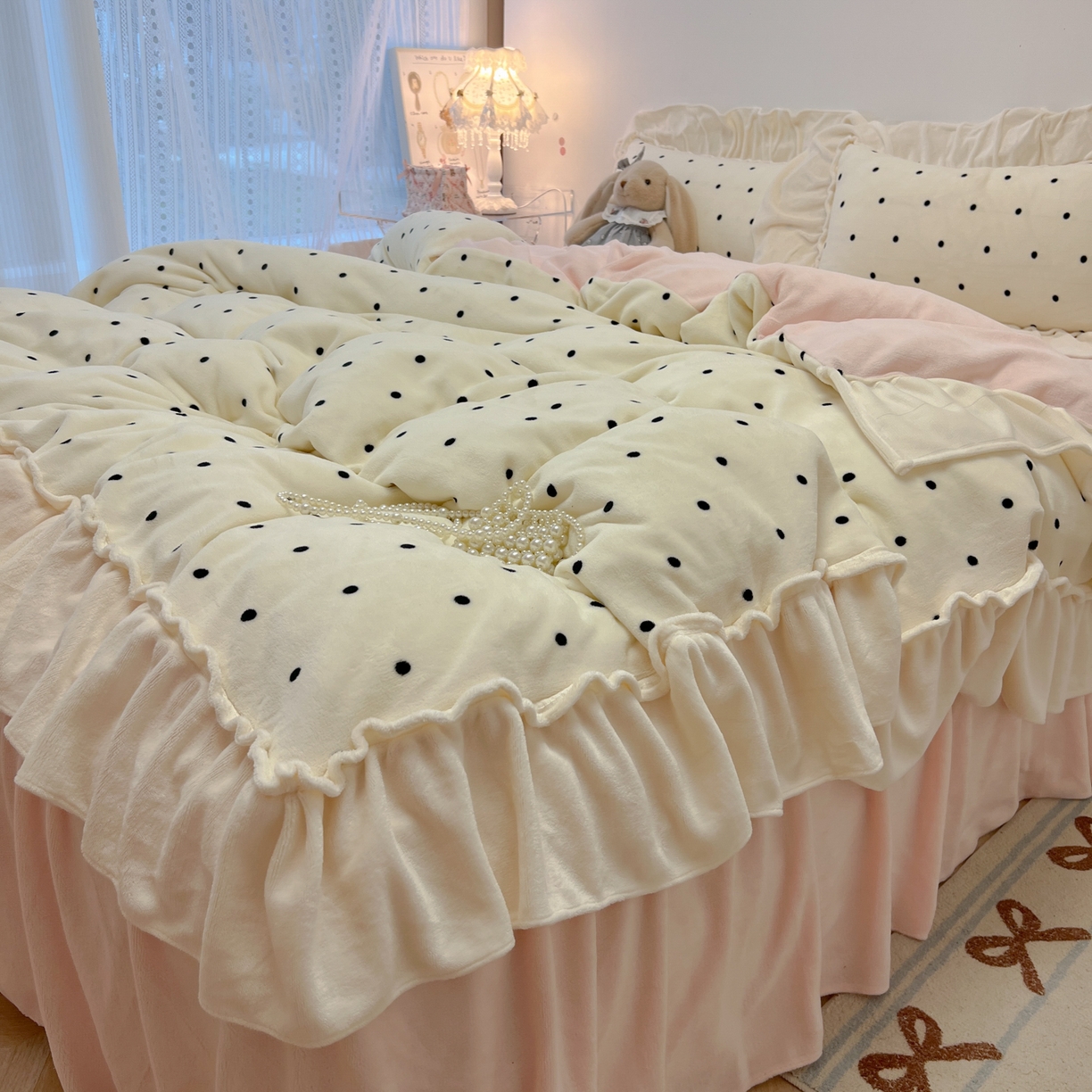 91家纺网 家纺一手货源 找家纺 盼季家纺 2025新款日系奶油风牛奶绒花边床上用品四件套珊瑚绒牛奶绒床单被套床裙 牛奶绒花边-粉白波波