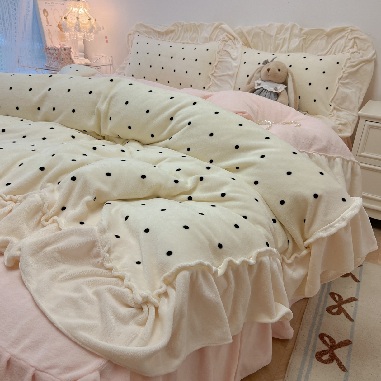 91家纺网 家纺一手货源 找家纺 盼季家纺 2025新款日系奶油风牛奶绒花边床上用品四件套珊瑚绒牛奶绒床单被套床裙 牛奶绒花边-粉白波波