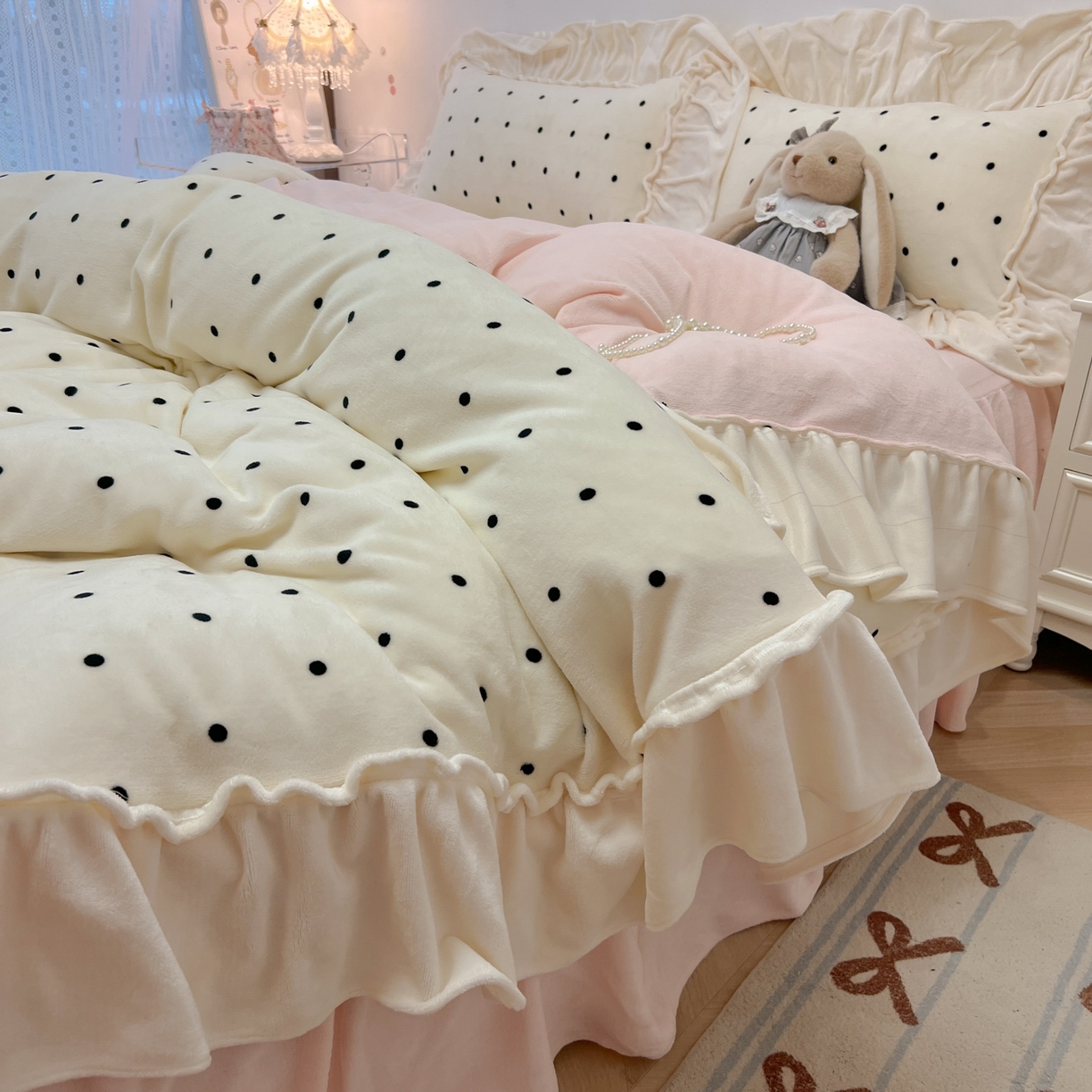 91家纺网 家纺一手货源 找家纺 盼季家纺 2025新款日系奶油风牛奶绒花边床上用品四件套珊瑚绒牛奶绒床单被套床裙 牛奶绒花边-粉白波波