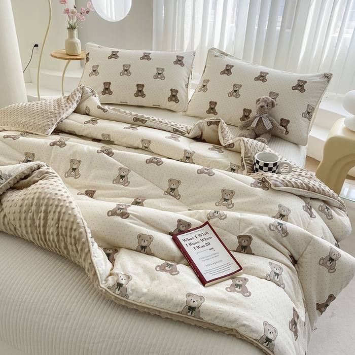 91家纺网 家纺一手货源 找家纺 青螺家纺 2025新款高密全棉嵌绳宝宝绒春秋豆豆被 支持定制花色和冬被 有量来门市优惠 超熊仔