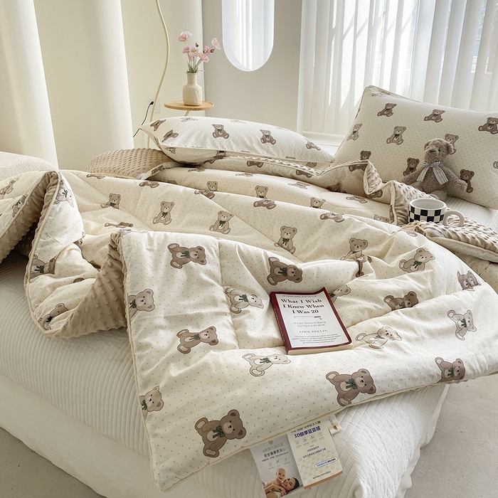 91家纺网 家纺一手货源 找家纺 青螺家纺 2025新款高密全棉嵌绳宝宝绒春秋豆豆被 支持定制花色和冬被 有量来门市优惠 超熊仔