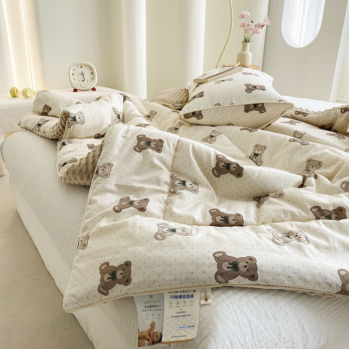 91家纺网 家纺一手货源 找家纺 青螺家纺 2025新款高密全棉嵌绳宝宝绒春秋豆豆被 支持定制花色和冬被 有量来门市优惠 超熊仔