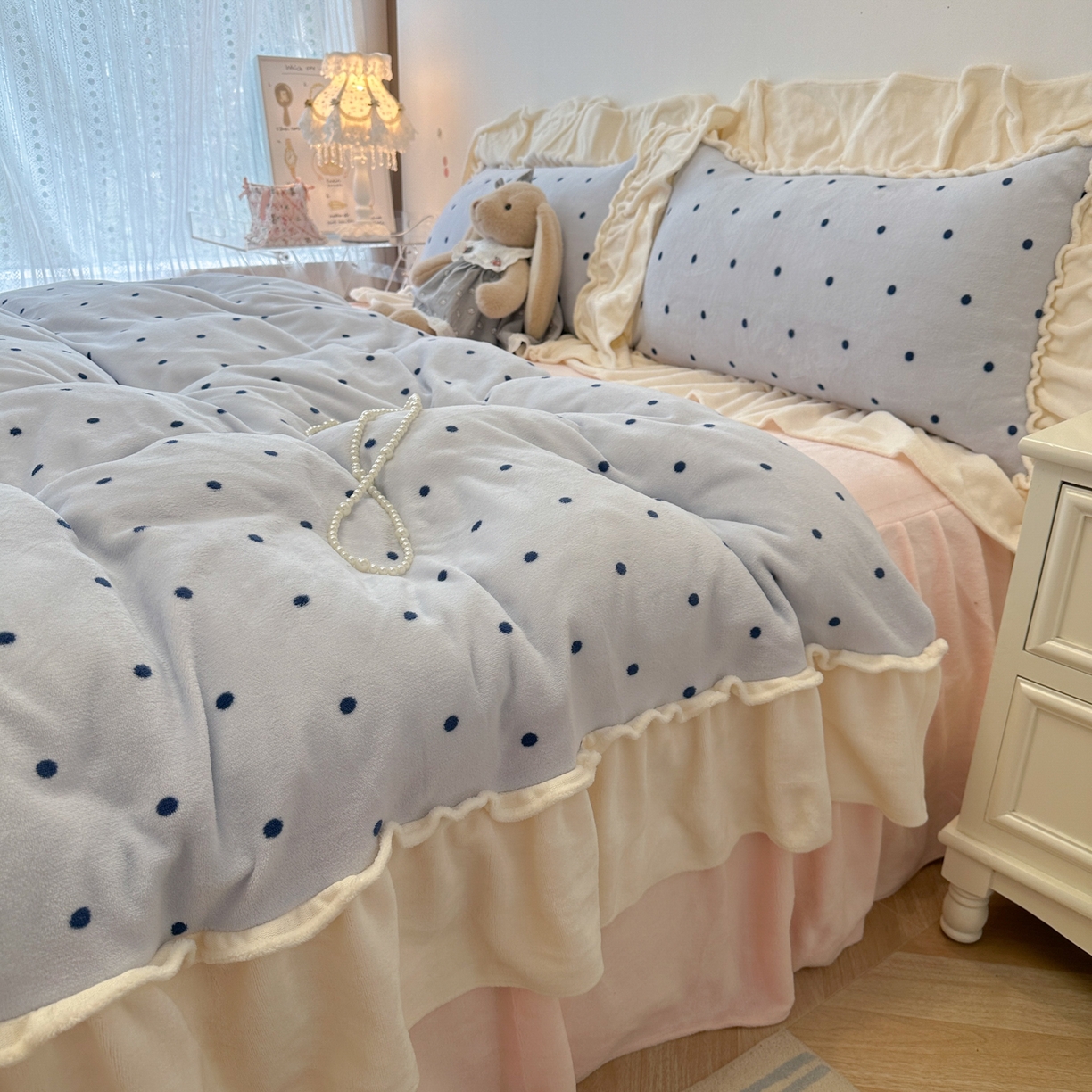 91家纺网 家纺一手货源 找家纺 盼季家纺 2025新款日系奶油风牛奶绒花边床上用品四件套珊瑚绒牛奶绒床单被套床裙 牛奶绒花边-海盐波波