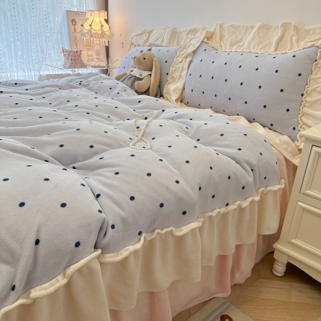 91家纺网 家纺一手货源 找家纺 盼季家纺 2025新款日系奶油风牛奶绒花边床上用品四件套珊瑚绒牛奶绒床单被套床裙 牛奶绒花边-海盐波波