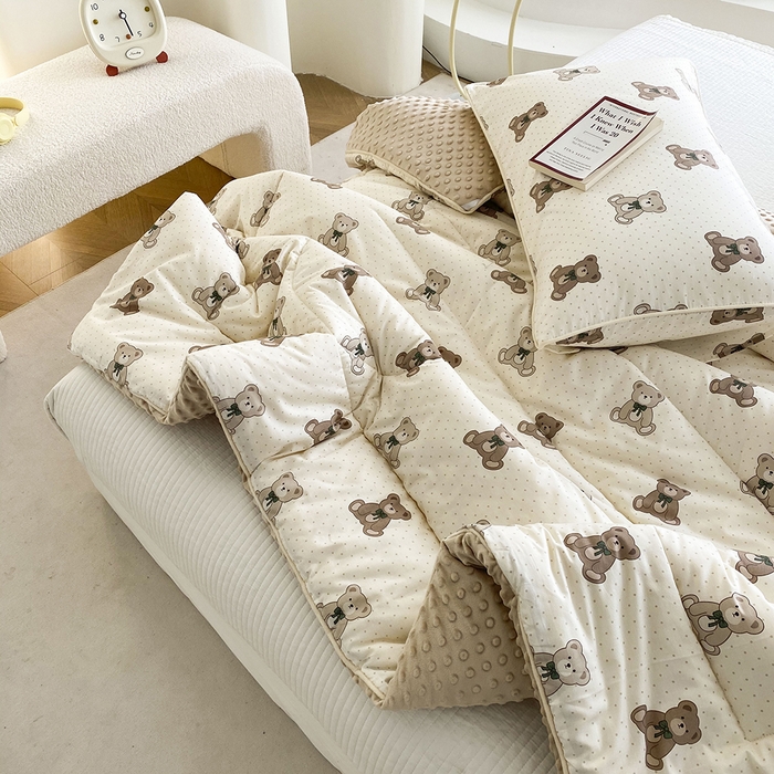 91家纺网 家纺一手货源 找家纺 青螺家纺 2025新款高密全棉嵌绳宝宝绒春秋豆豆被 支持定制花色和冬被 有量来门市优惠 超熊仔