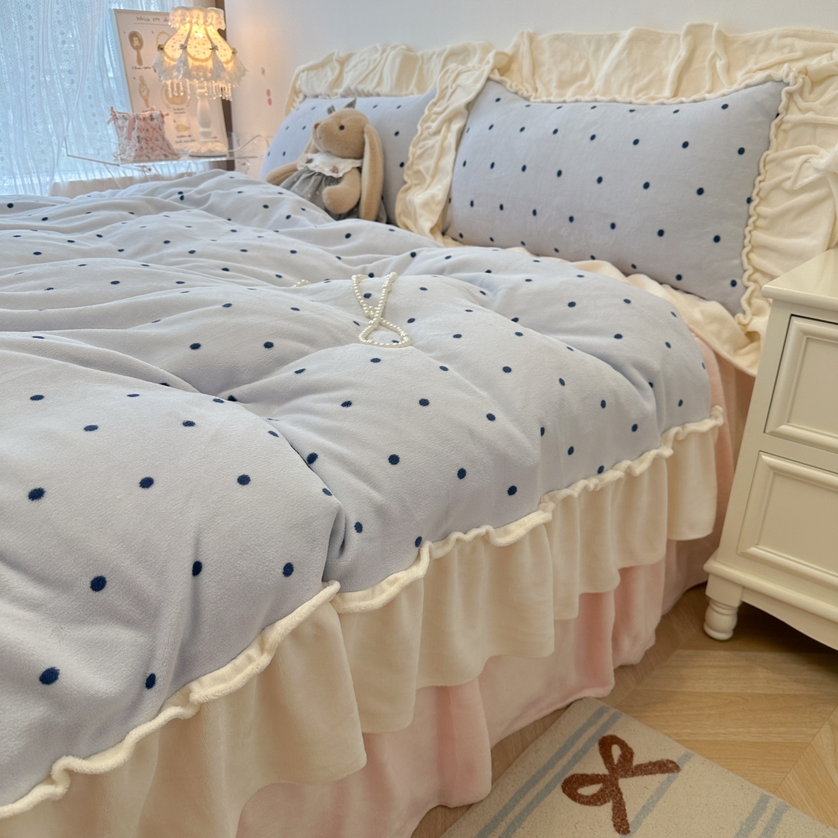 91家纺网 家纺一手货源 找家纺 盼季家纺 2025新款日系奶油风牛奶绒花边床上用品四件套珊瑚绒牛奶绒床单被套床裙 牛奶绒花边-海盐波波