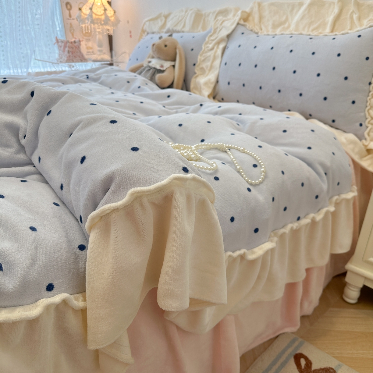 91家纺网 家纺一手货源 找家纺 盼季家纺 2025新款日系奶油风牛奶绒花边床上用品四件套珊瑚绒牛奶绒床单被套床裙 牛奶绒花边-海盐波波