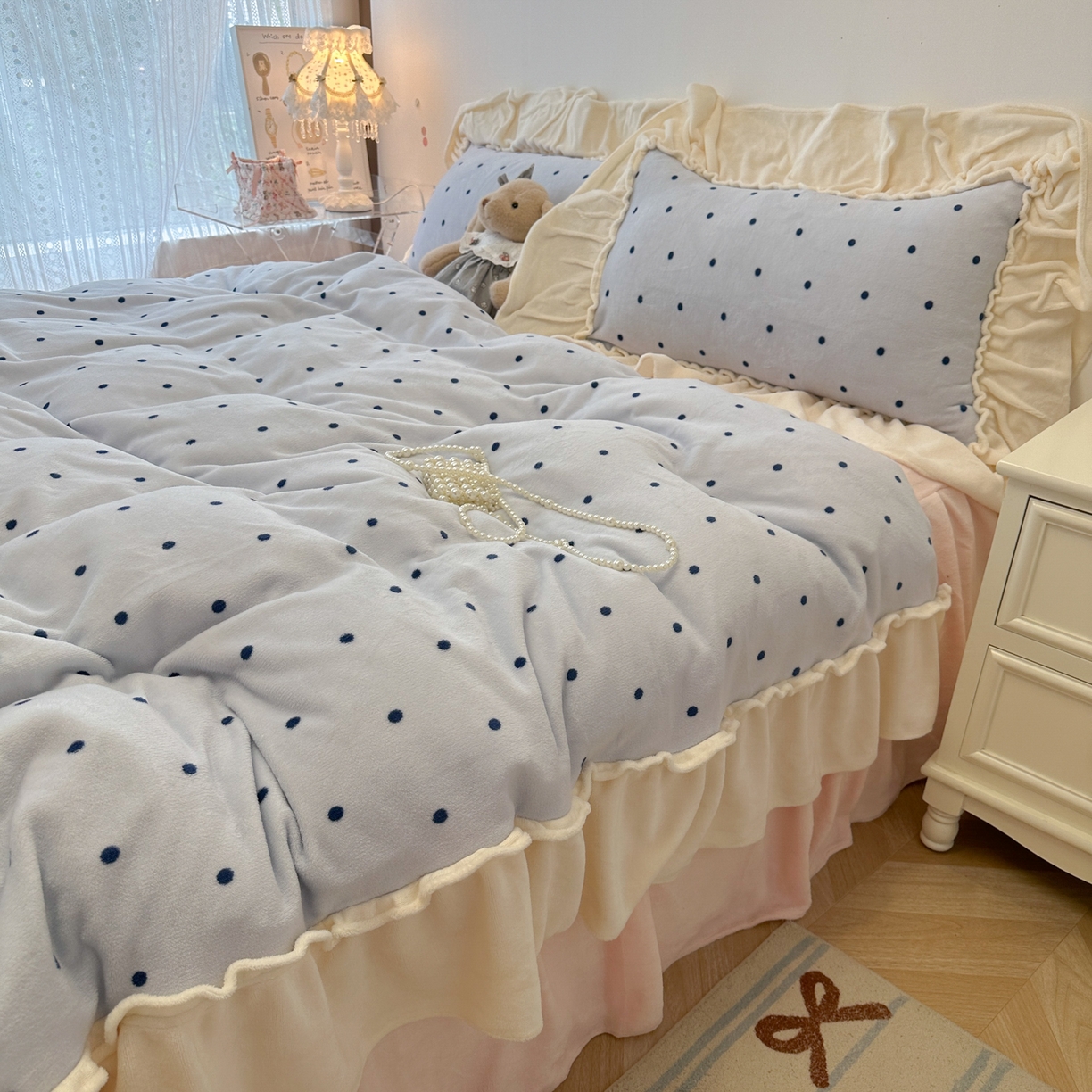 91家纺网 家纺一手货源 找家纺 盼季家纺 2025新款日系奶油风牛奶绒花边床上用品四件套珊瑚绒牛奶绒床单被套床裙 牛奶绒花边-海盐波波