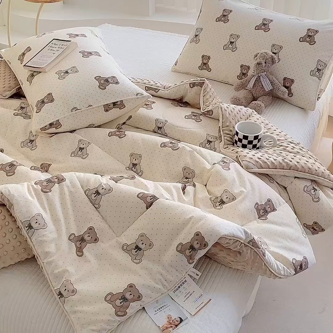 91家纺网 家纺一手货源 找家纺 青螺家纺 2025新款高密全棉嵌绳宝宝绒春秋豆豆被 支持定制花色和冬被 有量来门市优惠 超熊仔