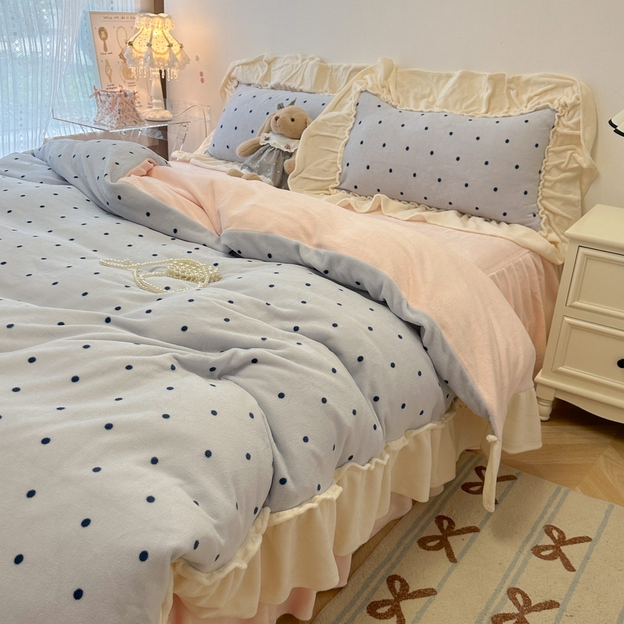 91家纺网 家纺一手货源 找家纺 盼季家纺 2025新款日系奶油风牛奶绒花边床上用品四件套珊瑚绒牛奶绒床单被套床裙 牛奶绒花边-海盐波波