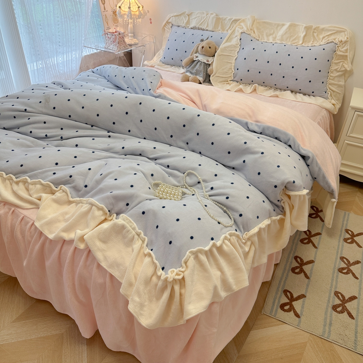 91家纺网 家纺一手货源 找家纺 盼季家纺 2025新款日系奶油风牛奶绒花边床上用品四件套珊瑚绒牛奶绒床单被套床裙 牛奶绒花边-海盐波波