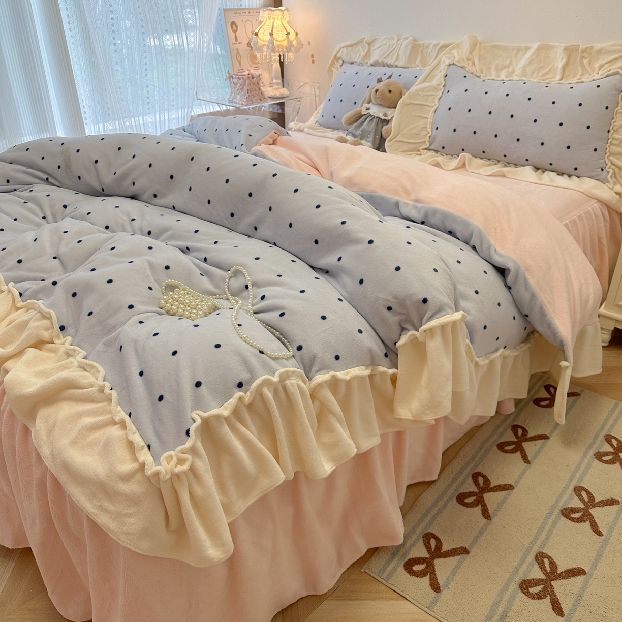 91家纺网 家纺一手货源 找家纺 盼季家纺 2025新款日系奶油风牛奶绒花边床上用品四件套珊瑚绒牛奶绒床单被套床裙 牛奶绒花边-海盐波波