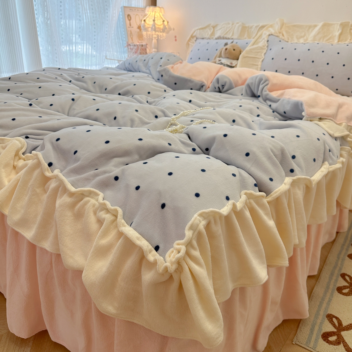 91家纺网 家纺一手货源 找家纺 盼季家纺 2025新款日系奶油风牛奶绒花边床上用品四件套珊瑚绒牛奶绒床单被套床裙 牛奶绒花边-海盐波波