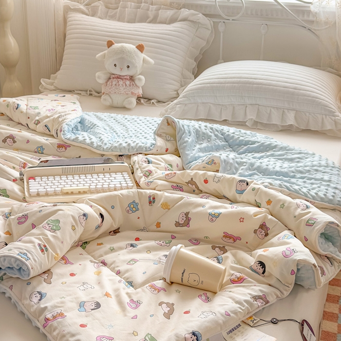 91家纺网 家纺一手货源 找家纺 青螺家纺 2025新款高密全棉嵌绳宝宝绒春秋豆豆被 支持定制花色和冬被 有量来门市优惠 调皮小新