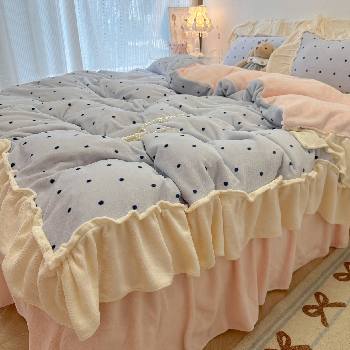 91家纺网 家纺一手货源 找家纺 盼季家纺 2025新款日系奶油风牛奶绒花边床上用品四件套珊瑚绒牛奶绒床单被套床裙 牛奶绒花边-海盐波波