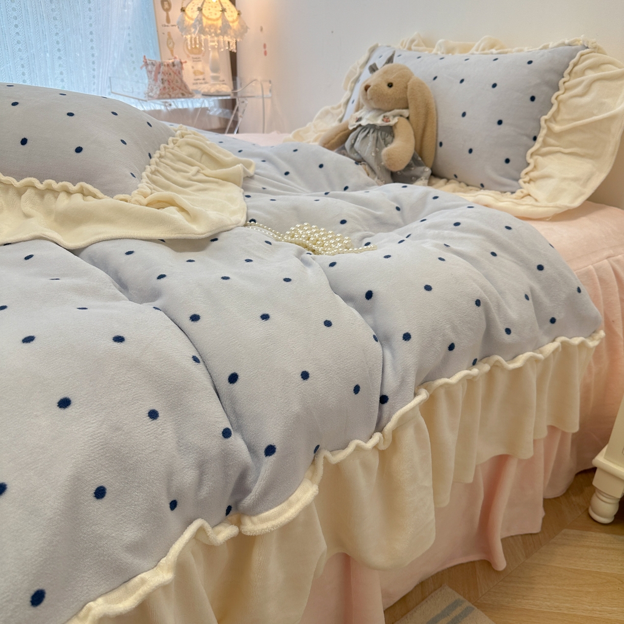 91家纺网 家纺一手货源 找家纺 盼季家纺 2025新款日系奶油风牛奶绒花边床上用品四件套珊瑚绒牛奶绒床单被套床裙 牛奶绒花边-海盐波波