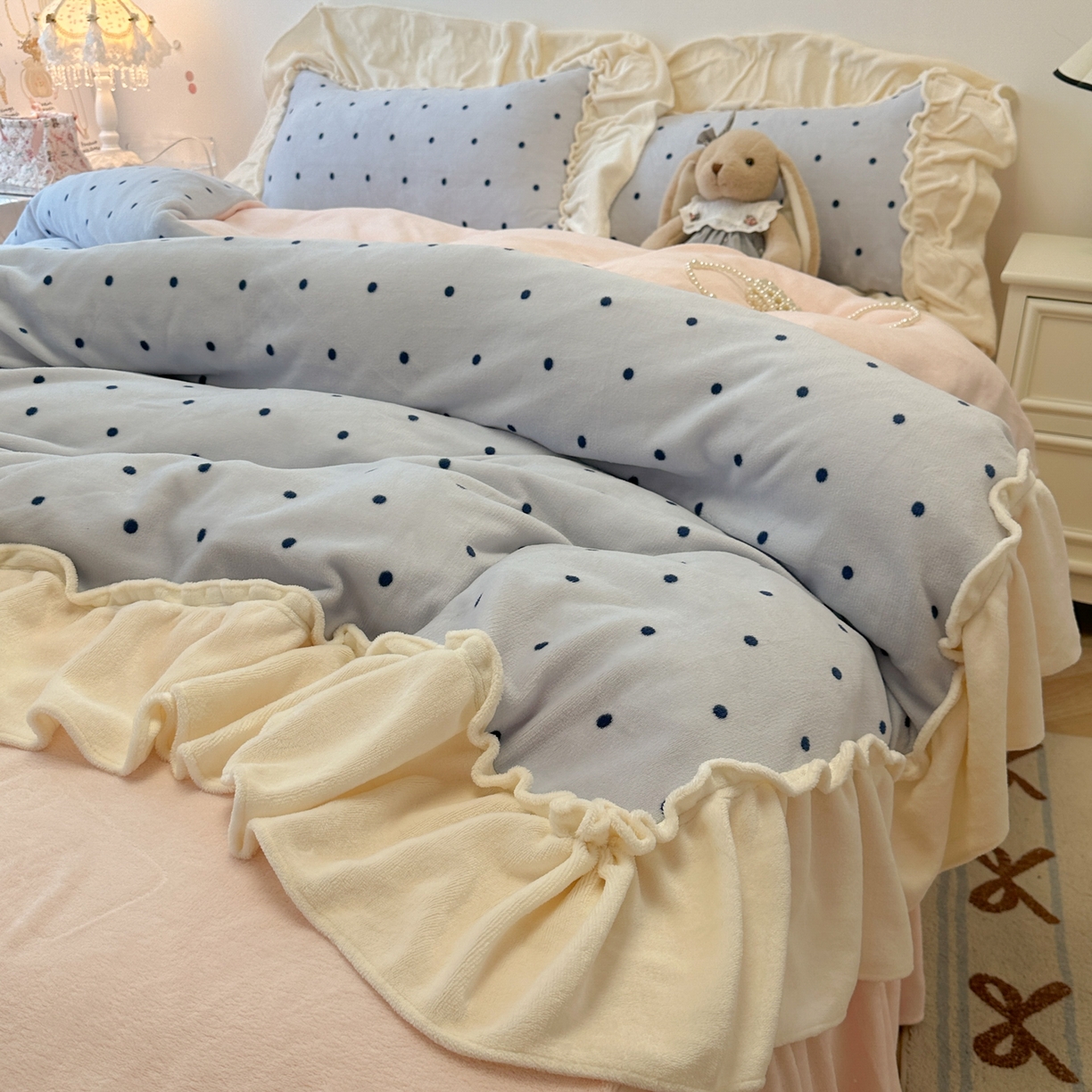 91家纺网 家纺一手货源 找家纺 盼季家纺 2025新款日系奶油风牛奶绒花边床上用品四件套珊瑚绒牛奶绒床单被套床裙 牛奶绒花边-海盐波波