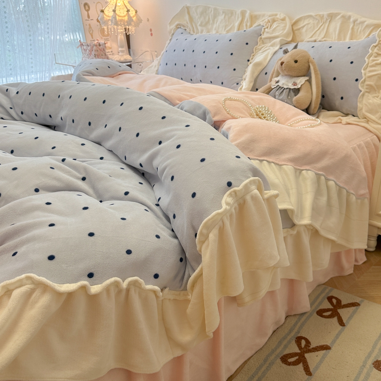 91家纺网 家纺一手货源 找家纺 盼季家纺 2025新款日系奶油风牛奶绒花边床上用品四件套珊瑚绒牛奶绒床单被套床裙 牛奶绒花边-海盐波波