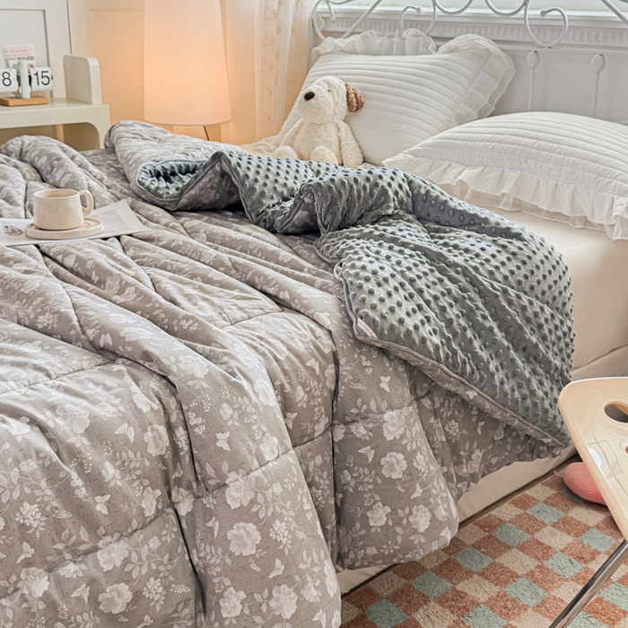 91家纺网 家纺一手货源 找家纺 青螺家纺 2025新款高密全棉嵌绳宝宝绒春秋豆豆被 支持定制花色和冬被 有量来门市优惠 蝶舞纷飞