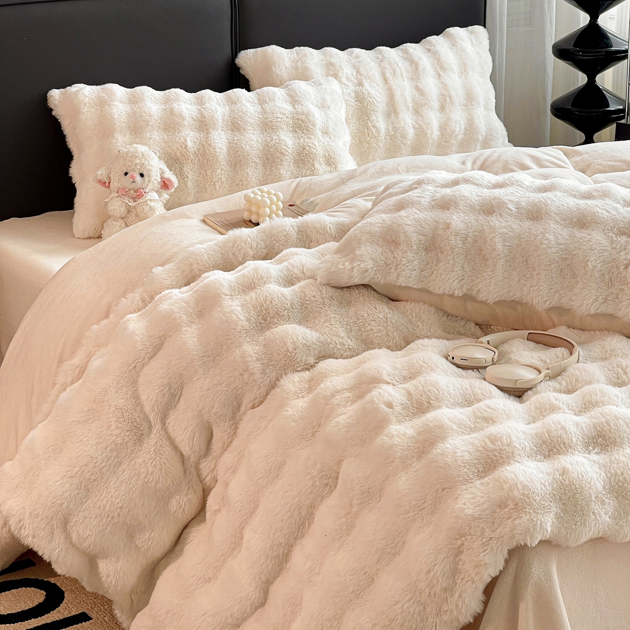 91家纺网 家纺一手货源 找家纺 凯洛奇 2025新款兔毛绒四件套牛奶绒四件套大泡泡兔毛四件套 奶油白