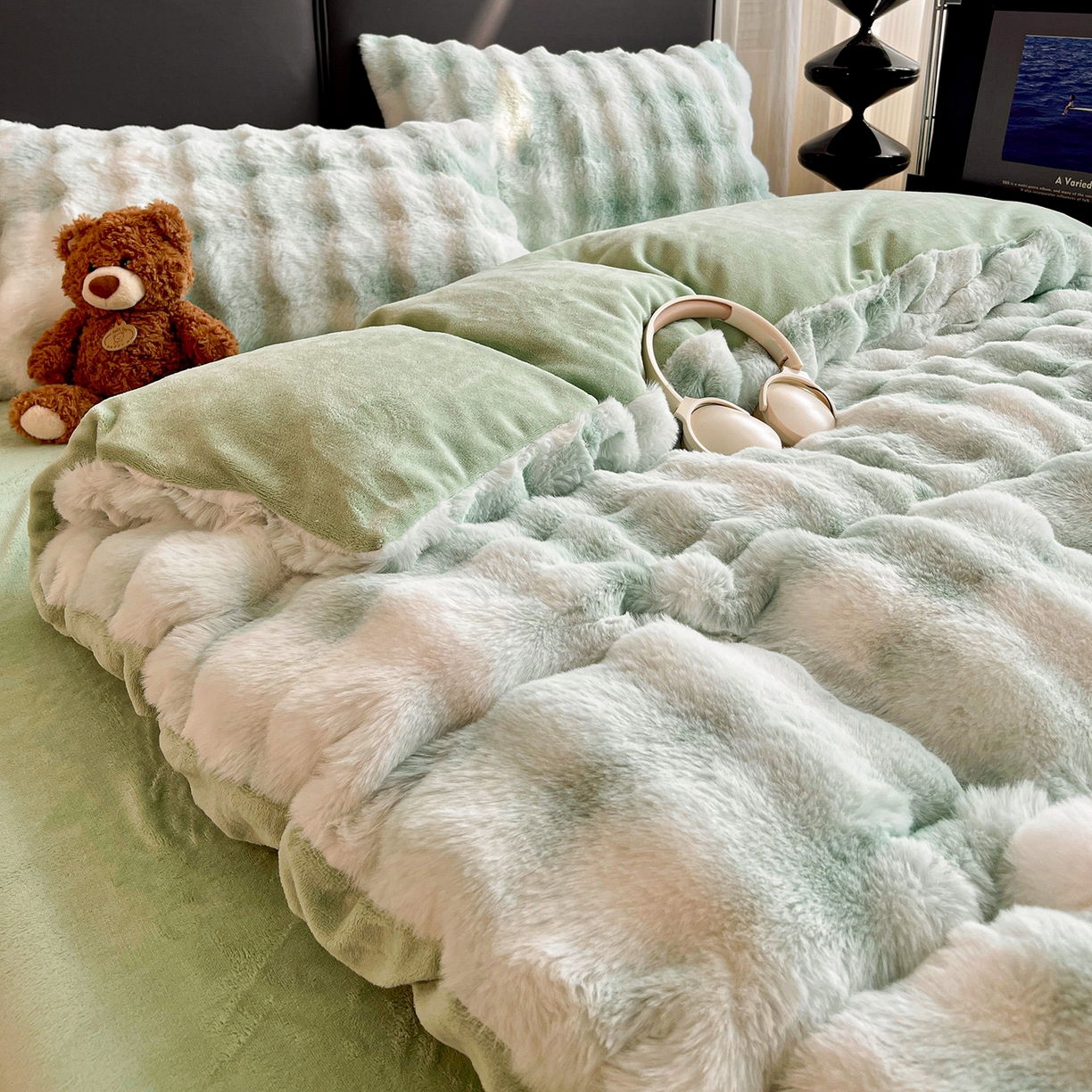 91家纺网 家纺一手货源 找家纺 凯洛奇 2025新款兔毛绒四件套牛奶绒四件套大泡泡兔毛四件套 迷雾幻境-绿