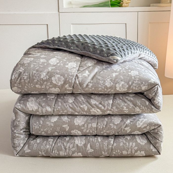 91家纺网 家纺一手货源 找家纺 青螺家纺 2025新款高密全棉嵌绳宝宝绒春秋豆豆被 支持定制花色和冬被 有量来门市优惠 蝶舞纷飞