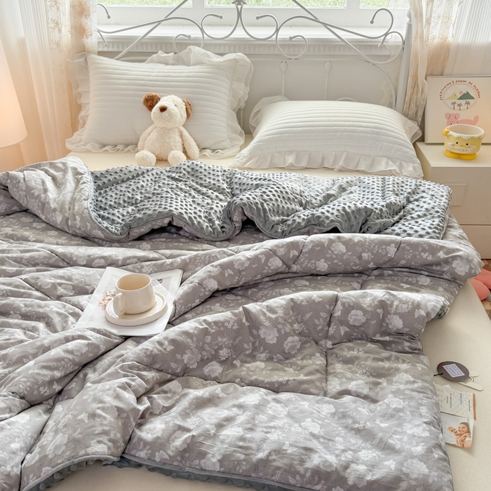 91家纺网 家纺一手货源 找家纺 青螺家纺 2025新款高密全棉嵌绳宝宝绒春秋豆豆被 支持定制花色和冬被 有量来门市优惠 蝶舞纷飞