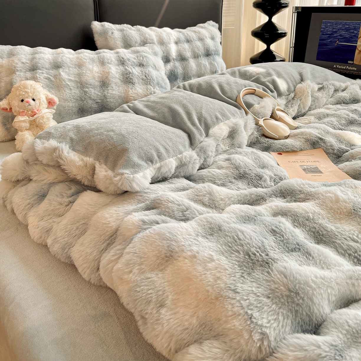 91家纺网 家纺一手货源 找家纺 凯洛奇 2025新款兔毛绒四件套牛奶绒四件套大泡泡兔毛四件套 迷雾幻境-蓝