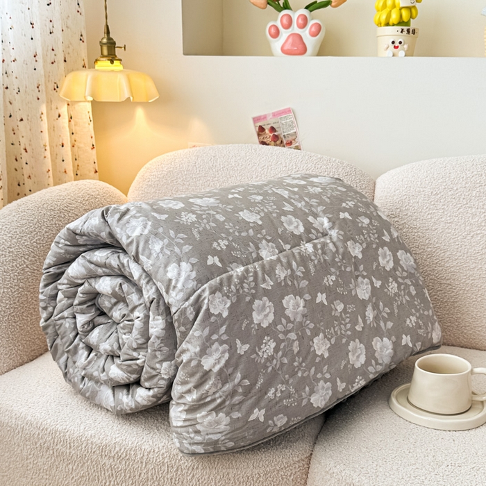 91家纺网 家纺一手货源 找家纺 青螺家纺 2025新款高密全棉嵌绳宝宝绒春秋豆豆被 支持定制花色和冬被 有量来门市优惠 蝶舞纷飞