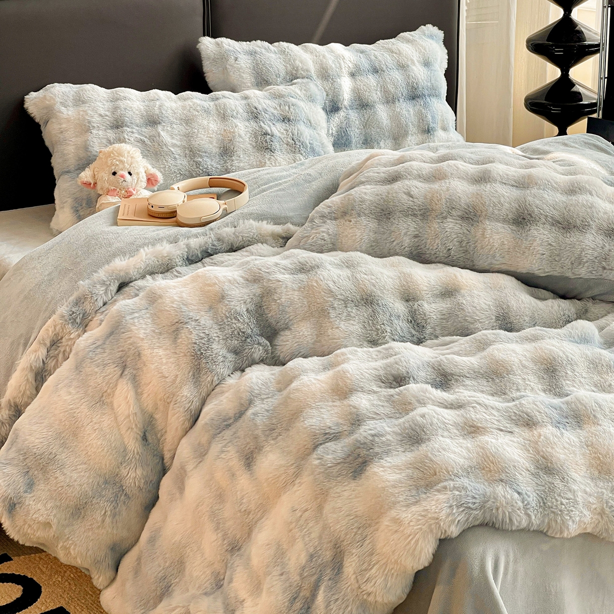 91家纺网 家纺一手货源 找家纺 凯洛奇 2025新款兔毛绒四件套牛奶绒四件套大泡泡兔毛四件套 迷雾幻境-蓝