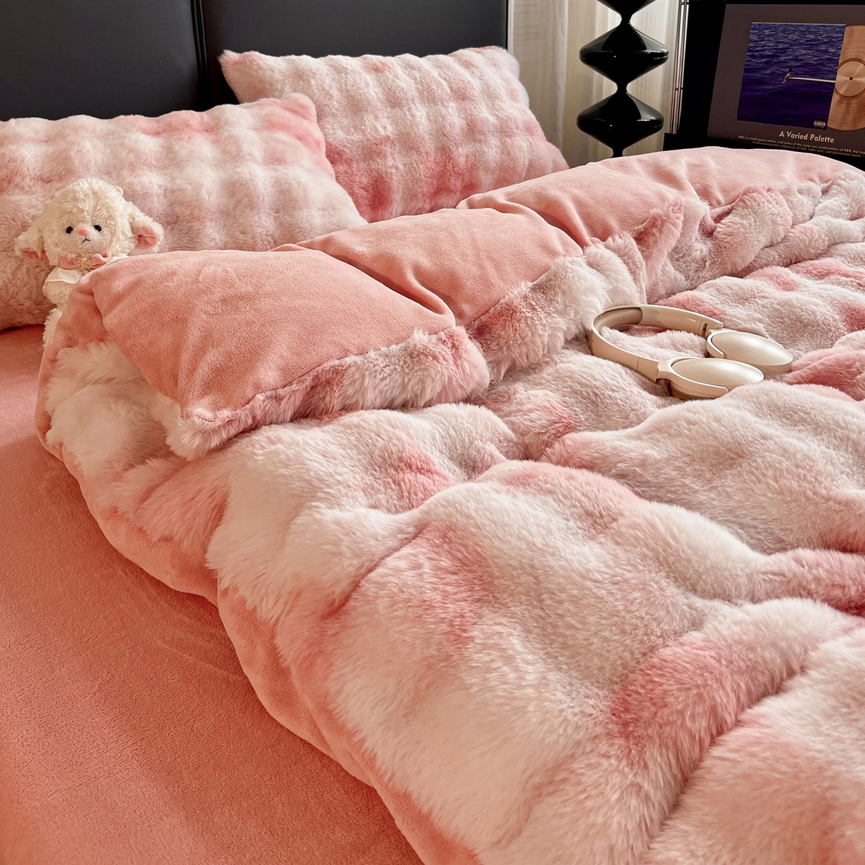 91家纺网 家纺一手货源 找家纺 凯洛奇 2025新款兔毛绒四件套牛奶绒四件套大泡泡兔毛四件套 迷雾幻境-粉