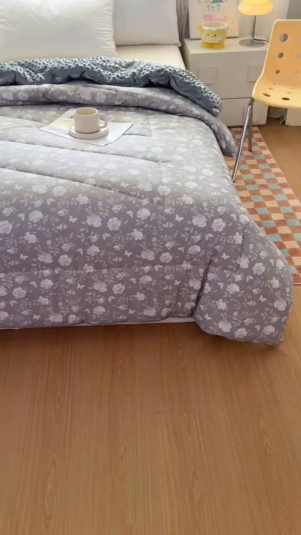 91家纺网 家纺一手货源 找家纺 青螺家纺 2025新款高密全棉嵌绳宝宝绒春秋豆豆被 支持定制花色和冬被 有量来门市优惠 蝶舞纷飞