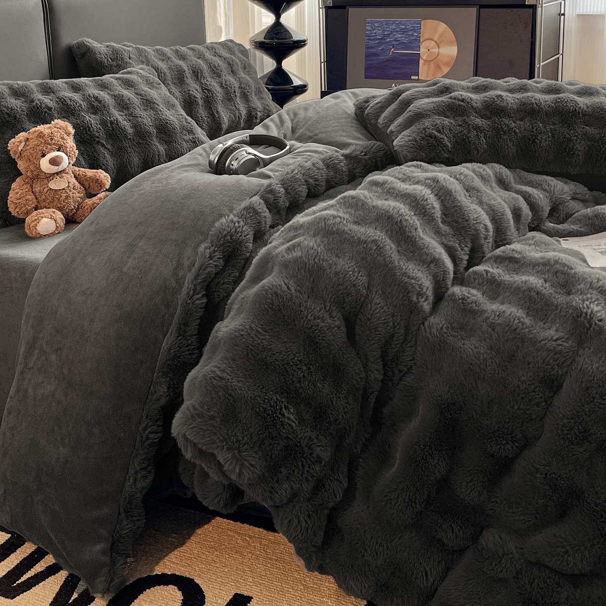 91家纺网 家纺一手货源 找家纺 凯洛奇 2025新款兔毛绒四件套牛奶绒四件套大泡泡兔毛四件套 暗夜灰