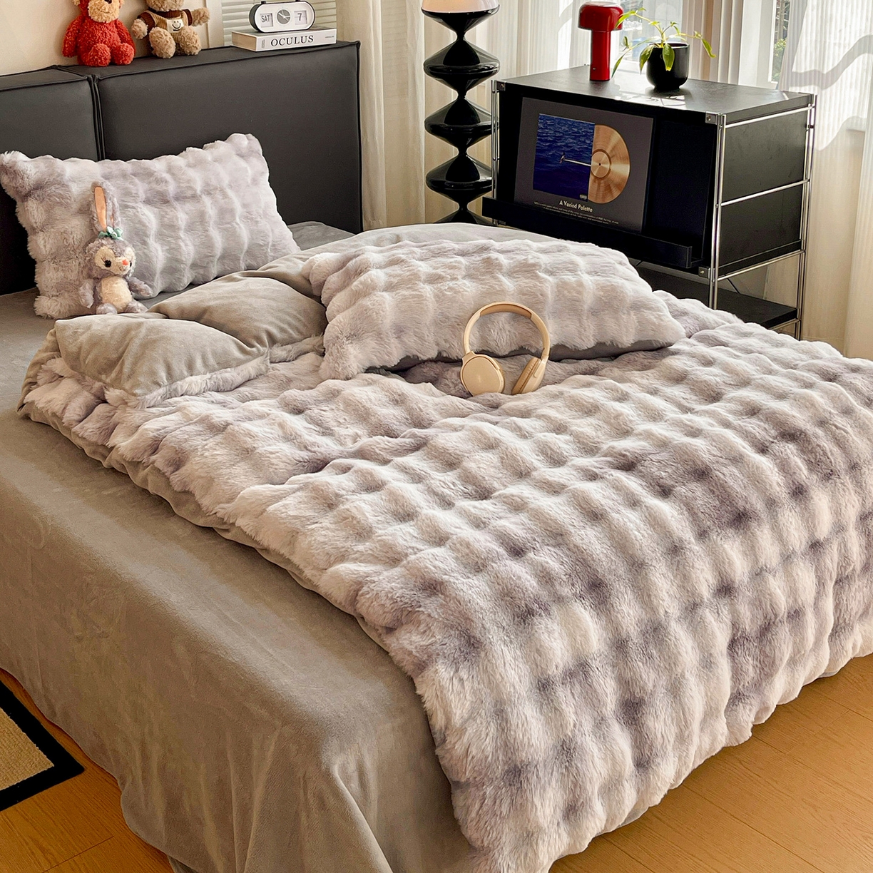 91家纺网 家纺一手货源 找家纺 凯洛奇 2025新款兔毛绒四件套牛奶绒四件套大泡泡兔毛四件套 迷雾幻境-灰