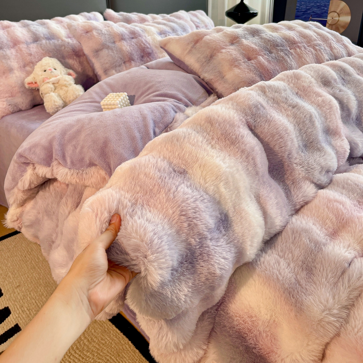 91家纺网 家纺一手货源 找家纺 凯洛奇 2025新款兔毛绒四件套牛奶绒四件套大泡泡兔毛四件套 迷雾幻境-紫