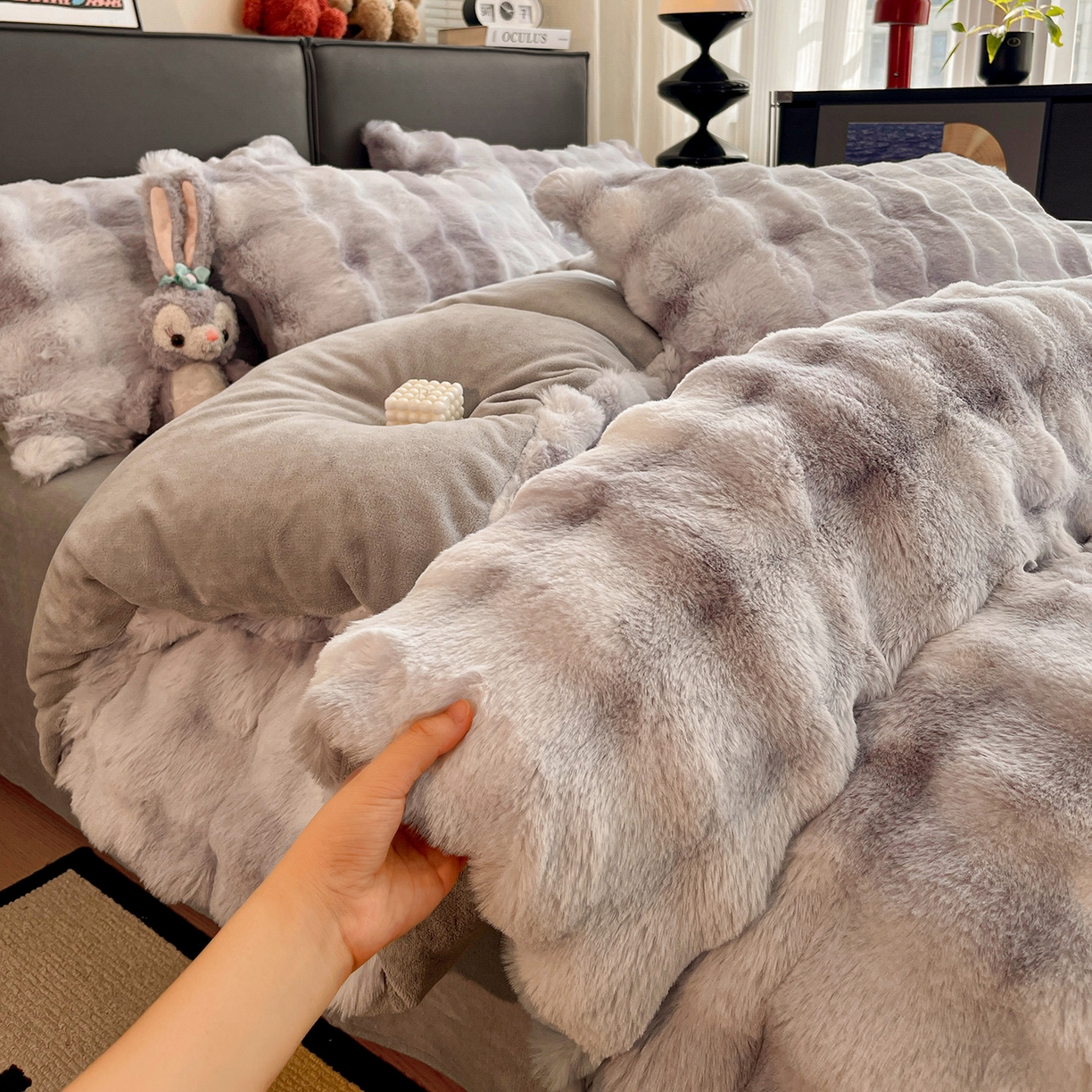 91家纺网 家纺一手货源 找家纺 凯洛奇 2025新款兔毛绒四件套牛奶绒四件套大泡泡兔毛四件套 迷雾幻境-灰