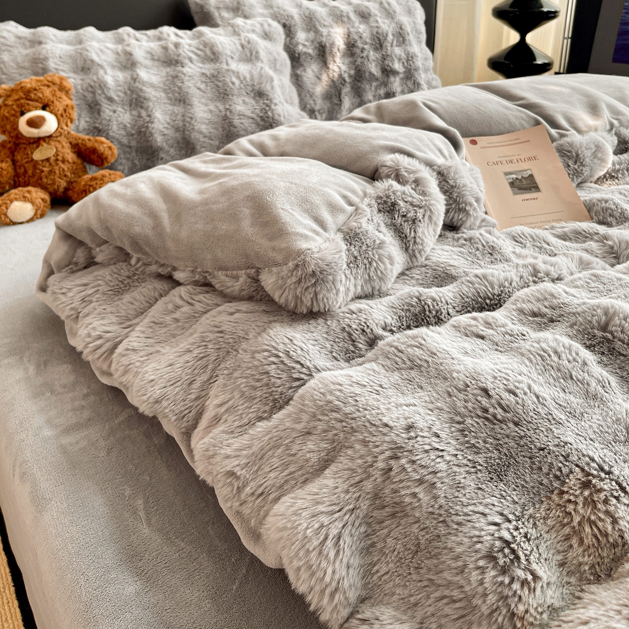91家纺网 家纺一手货源 找家纺 凯洛奇 2025新款兔毛绒四件套牛奶绒四件套大泡泡兔毛四件套 月光灰