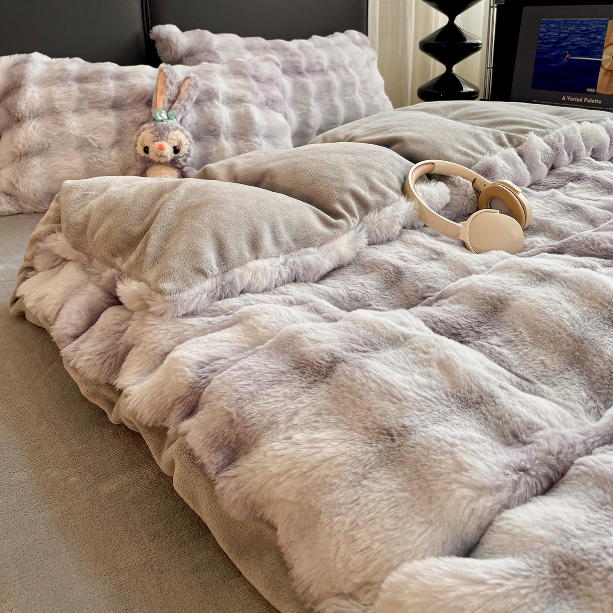 91家纺网 家纺一手货源 找家纺 凯洛奇 2025新款兔毛绒四件套牛奶绒四件套大泡泡兔毛四件套 迷雾幻境-灰