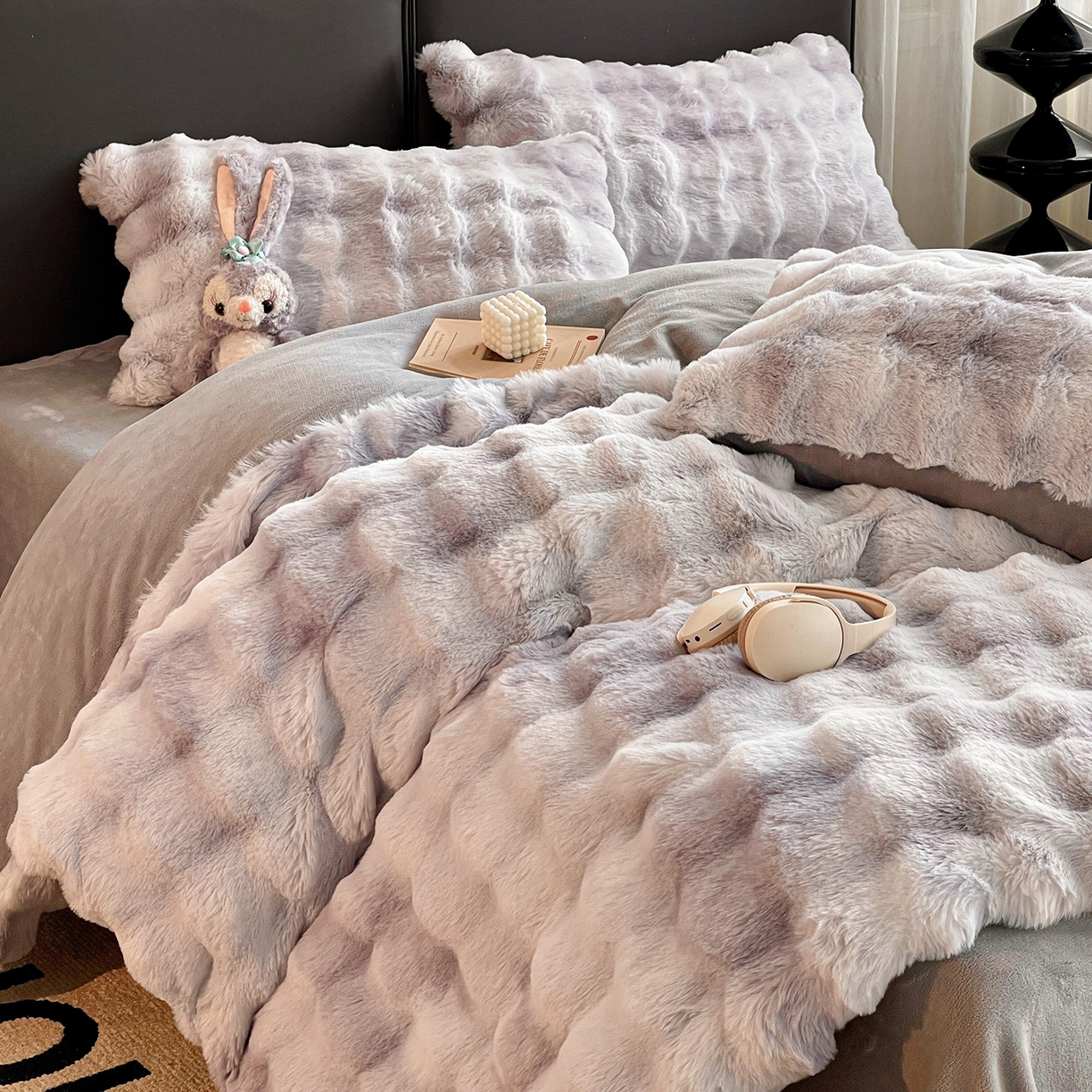 91家纺网 家纺一手货源 找家纺 凯洛奇 2025新款兔毛绒四件套牛奶绒四件套大泡泡兔毛四件套 迷雾幻境-灰